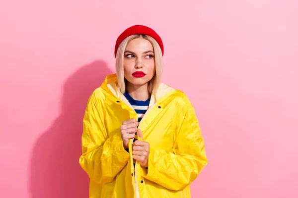 躲冷秋天里的照片雨天预报女孩保护着自己的身体湿黄夹克消沉在粉红的背景下 — 图库照片