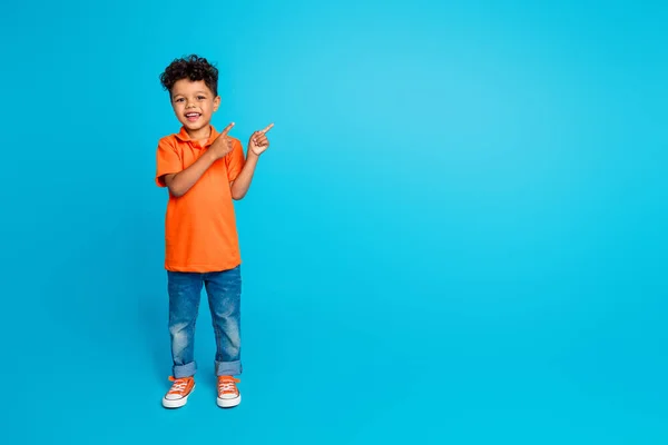Çocuğun Fotoğrafı Boş Alanda Tanıtım Teklifini Gösterirken Elleri Mavi Arkaplanda — Stok fotoğraf