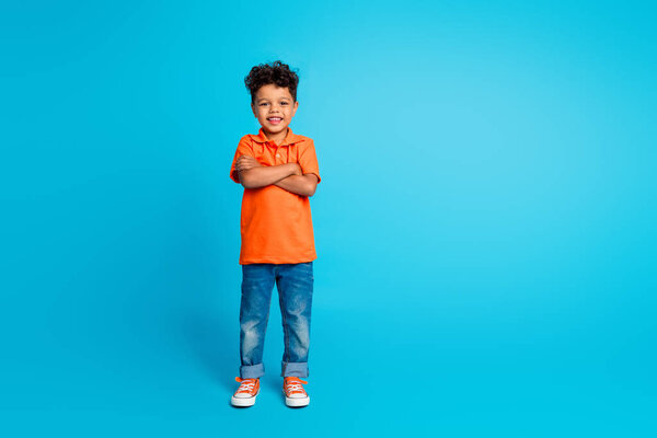 Foto Ragazzo Intelligente Positivo Con Braccia Piegate Isolato Sfondo Colore — Foto Stock