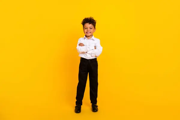 Fotografie Completă Unui Băiat Bună Dispoziție Coafură Cretă Îmbrăcată Pantaloni — Fotografie, imagine de stoc