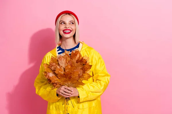 Photo Positive Dreamy Woman Dressed Rain Coat Gathering Yellow Leaves — Stock Photo, Image