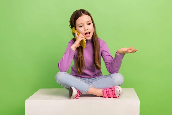 Heyecanlı Küçük Tatlı Bir Kızın Telefon Konuşması Yaptığı Tüm Vücut — Stok fotoğraf