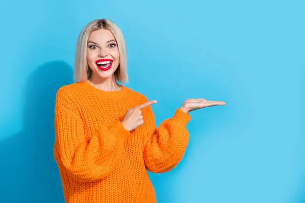 Portrait Astonished Funny Woman Dressed Knitwear Sweater Indicating Palm Presenting — Stock Photo, Image