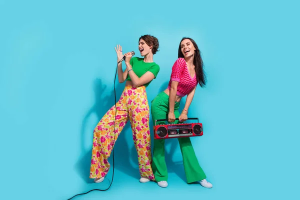 Ganzkörper Foto Von Zwei Hübschen Freundinnen Singen Mikrofon Lieblingsmelodie Hält — Stockfoto