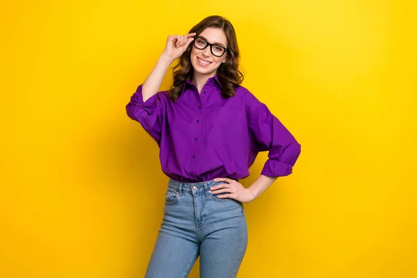 Porträtt Smart Positiv Flicka Med Vågig Frisyr Bära Violett Blus — Stockfoto