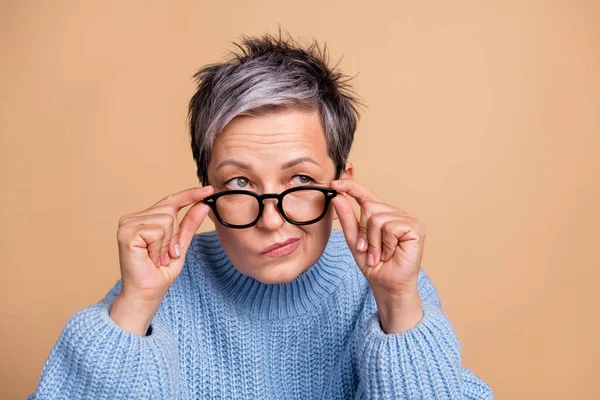 Foto Mentes Inteligentes Mãos Pessoa Tocar Óculos Olhar Espaço Vazio — Fotografia de Stock