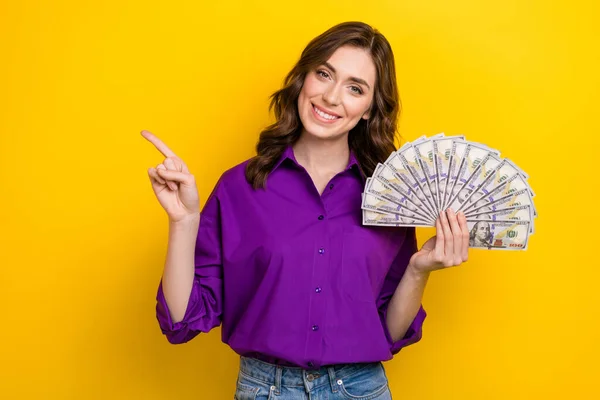 Zdjęcie Ładnej Kobiety Kręconymi Włosami Ubrany Fioletowy Koszula Trzymać Dolarów — Zdjęcie stockowe