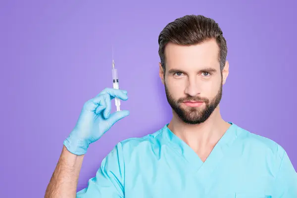 Retrato Atractivo Médico Guapo Con Rastrojo Uniforme Azul Laboratorio Mostrando —  Fotos de Stock