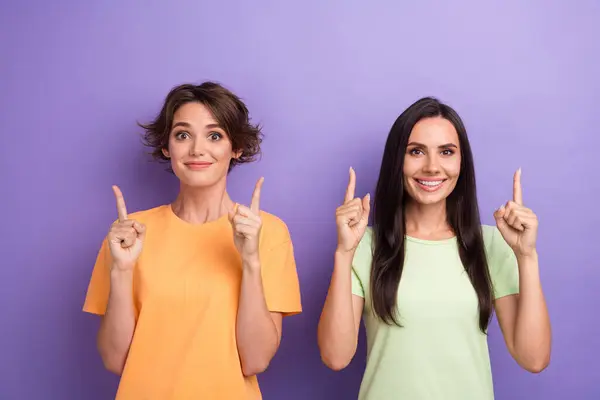 Φωτογραφία Από Funky Ενθουσιασμένος Κορίτσια Ντυμένος Shirts Δείχνοντας Δύο Δάχτυλα — Φωτογραφία Αρχείου