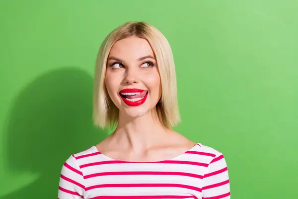 Retrato Chica Optimista Con Pelo Corto Desgaste Ropa Elegante Mirada —  Fotos de Stock