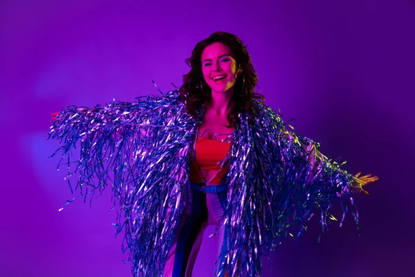 照片上漂亮可爱的女孩穿着闪闪发光的外套跳舞愉快 迪斯科舞厅孤立的渐变紫罗兰背景 — 图库照片