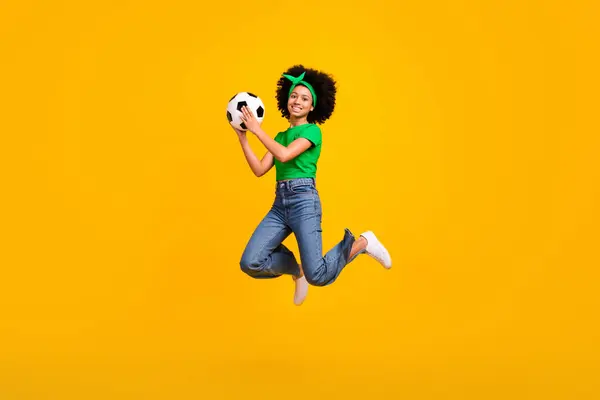 Sportif Heyecanlı Liseli Kızın Ele Zıplama Fotoğrafı Sarı Arka Planda — Stok fotoğraf