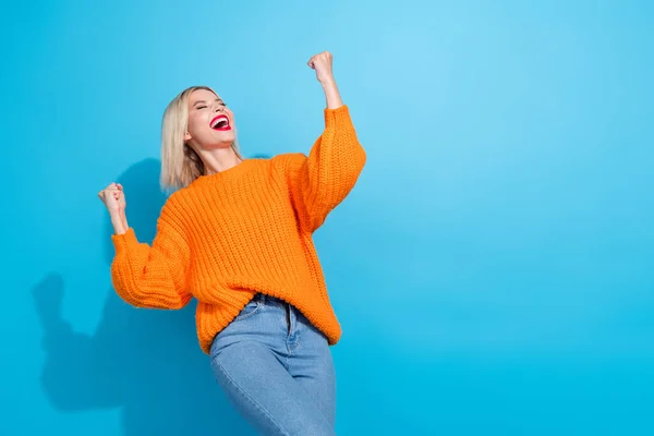 Photo Ecstatic Girl Blond Hairdo Wear Knit Orange Jumper Clenching — Stock Photo, Image