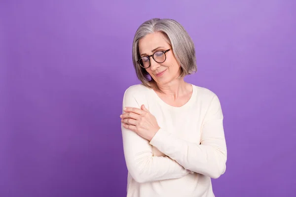 老奶奶紧闭双眼 穿着时髦衬衫的照片 享受着自己被紫色背景隔离的洗衣香甜的拥抱 — 图库照片