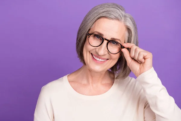 滑稽的退休女士试穿眼镜片眼科医生每年对孤立的紫色背景进行检查的合影 — 图库照片