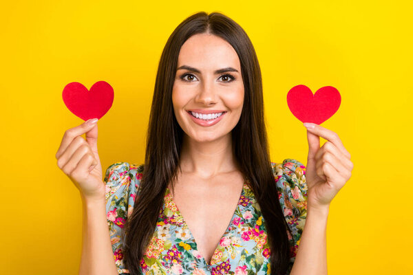 Foto Von Positiven Entzückenden Dame Tragen Helle Sommerkleidung Zeigt Rote — Stockfoto
