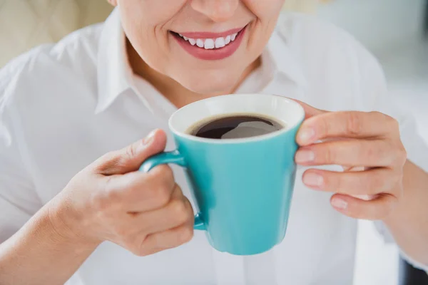Zugeschnittenes Foto Von Positiver Chaotischer Alter Frau Kaffeepause Nach Hartem — Stockfoto