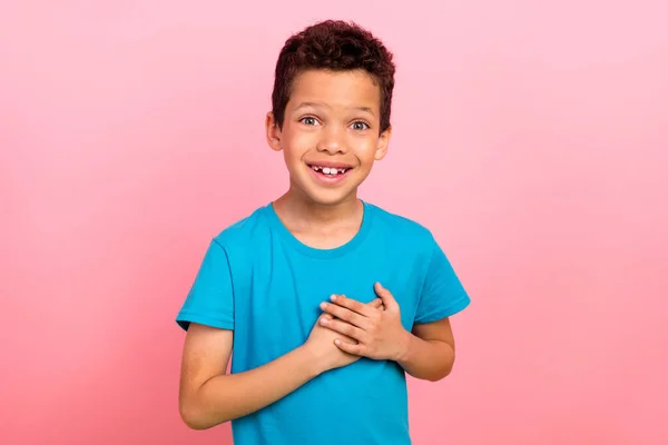 興奮したかなり小さな男の子の写真は ブルーTシャツの腕の胸を着用しています あなたは孤立したピンクの色の背景に感謝 — ストック写真