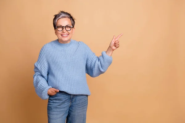 Foto Porträtt Vackra Pensionerad Kvinnlig Punkt Tomt Utrymme Promo Klädd — Stockfoto