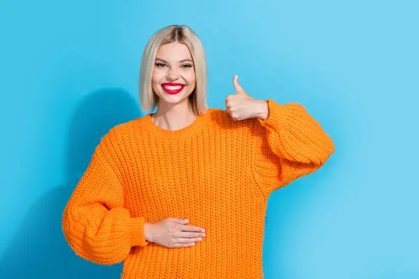 Portrait Toothy Beaming Woman Bob Hairstyle Dressed Knitwear Sweater Arm — Stock Photo, Image