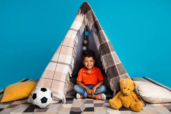 Photo Cute Boy Playroom Building Tent Blanket Enjoying Isolated Blue — Stock Photo, Image