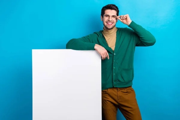 Photo Young Librarian Worker Wear Green Cardigan Casual Outfit Touch — Stock Photo, Image