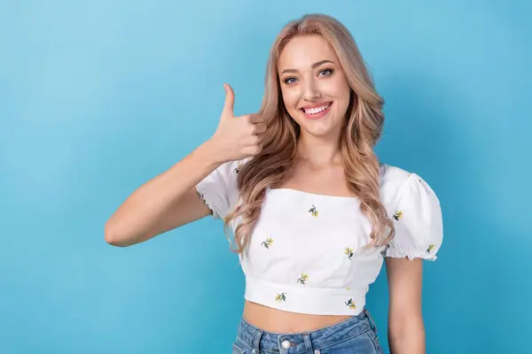 Photo Cool Confident Girl Dressed White Top Showing Thumb Empty — Stock Photo, Image