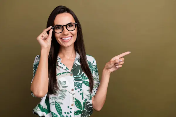 Portret Inteligentnej Kobiety Pozytywnej Nosić Stylowe Okulary Dotykowe Koszuli Wskazując — Zdjęcie stockowe