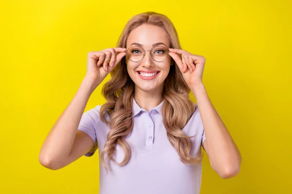 Porträtt Glada Smart Trevlig Flicka Toothy Leende Händer Beröring Glasögon — Stockfoto