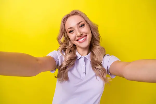 Porträt Der Schönen Fröhlichen Mädchen Strahlend Lächeln Machen Selfie Aufnahme — Stockfoto