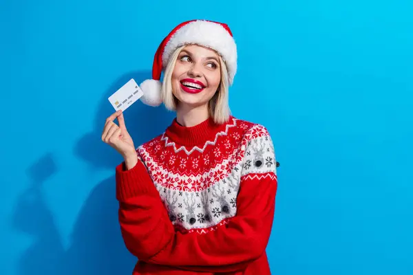 心情愉快的女孩拿着借记卡的照片看上去很奇怪 空旷的 用蓝色背景隔开的圣诞广告 — 图库照片