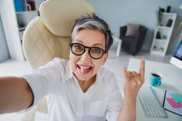 Selfie Einer Spaßigen Freizeitbeschäftigten Büroangestellten Ältere Frau Mit Brutalen Zeigefingern — Stockfoto