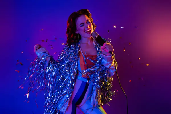 Foto Menina Alegre Funky Vestido Jaqueta Glitter Divertindo Cantando Karaoke — Fotografia de Stock