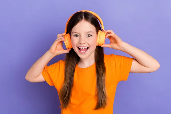 Retrato Bonito Jovem Filha Cantando Meloman Fones Ouvido Descuidado Spotify — Fotografia de Stock