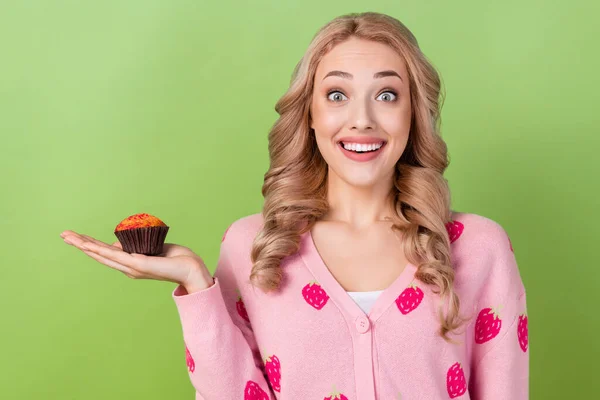 Foto Ung Optimistisk Kvinna Förvånad Smak Läcker Hälsosam Miljövänlig Muffins — Stockfoto