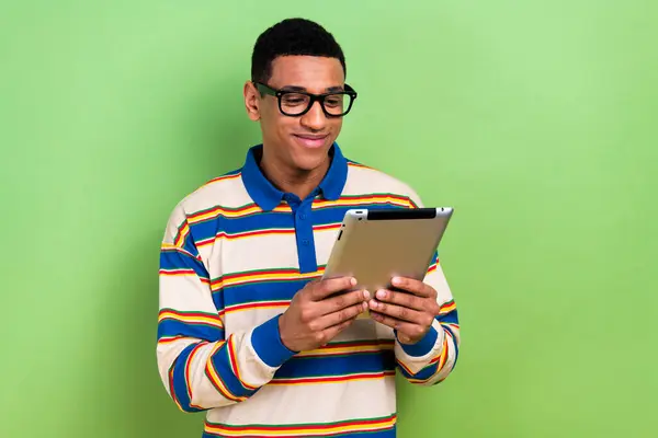 Çekici Bir Gencin Fotoğrafı Kitap Oku Dijital Tablet Yeşil Arka — Stok fotoğraf