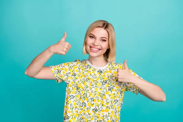 Retrato Menina Positiva Com Penteado Curto Desgaste Colorido Shirt Mostrando — Fotografia de Stock