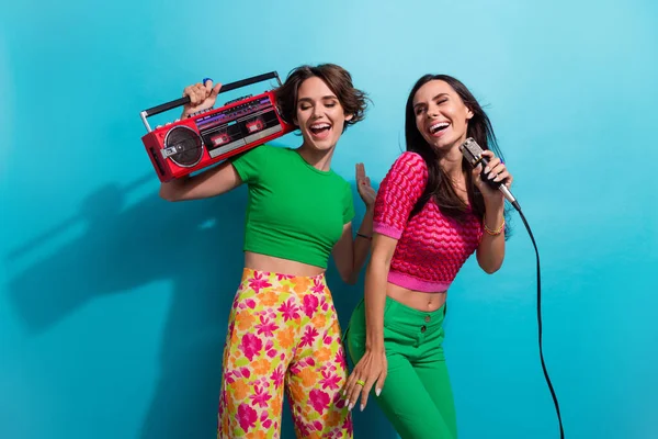 Photo Excited Sweet Ladies Wear Colorful Clothes Enjoying Boom Box — Stock Photo, Image
