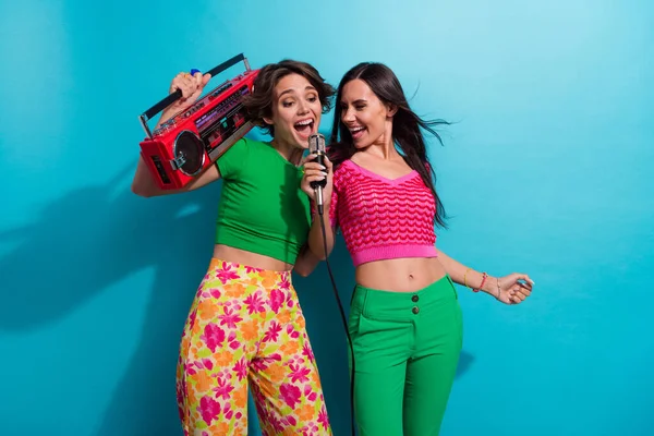 Heyecanlı Renkli Kıyafetler Giymiş Mikrofon Dinleyen Müzik Çalan Güzel Kızların — Stok fotoğraf
