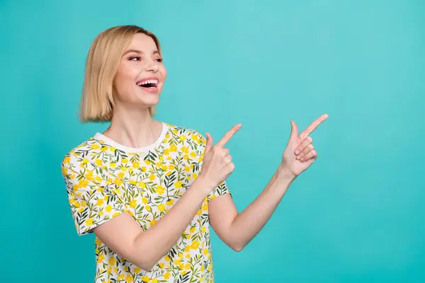 Retrato Menina Satisfeita Desgaste Colorido Shirt Olhar Direcionando Para Serviço — Fotografia de Stock