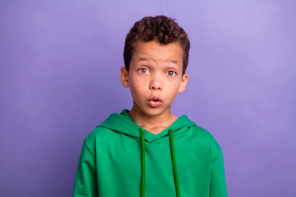 Etkilenmiş Küçük Bir Çocuğun Fotoğrafı Yeşil Kapüşonlu Büyük Gözler Mor — Stok fotoğraf
