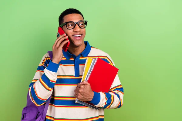 英俊潇洒的年轻人在电话里的照片肖像现代学生手册穿着时髦的条纹衣服 背景是绿色的 — 图库照片