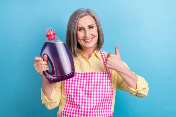 Foto Encantadora Senhora Alegre Segurar Garrafa Detergente Lavanderia Demonstrar Aprovação — Fotografia de Stock