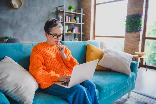Foto Cerdas Wanita Dewasa Mengenakan Sweater Oranye Bekerja Gadget Modern — Stok Foto