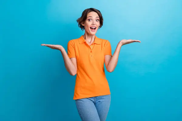 Foto Adorable Señora Excitada Usar Camiseta Naranja Mostrando Escamas Brazos —  Fotos de Stock