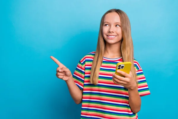 Porträtt Små Små Flicka Bära Färgglada Shirt Surfning Smartphone Look — Stockfoto