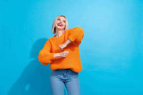 Photo Overjoyed Gorgeous Girl Blond Hairdo Wear Knit Orange Jumper — Stock Photo, Image