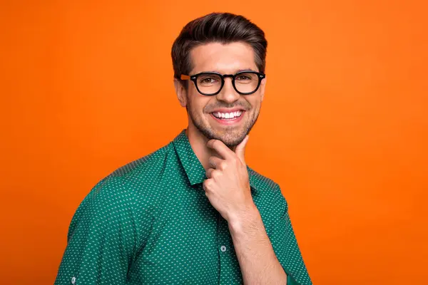 オレンジ色の背景に隔離されたスタイリッシュな緑のシャツを着用する幸せな天井ディレクタータッチ中国のブリストル微笑む若者の写真 — ストック写真