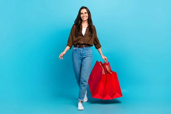 Genç Alışveriş Markasının Tam Boy Vücut Fotoğrafı Pazarlık Reklam Panosu — Stok fotoğraf