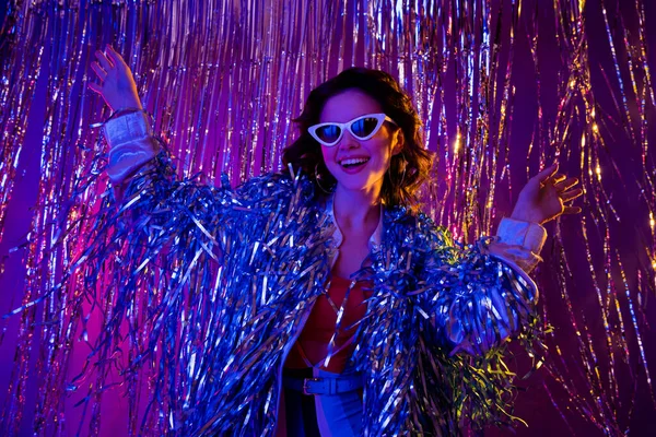 积极的无忧无虑的女士喜欢跳舞俱乐部新年活动金银花装饰隔绝在渐变的色彩霓虹灯背景下 — 图库照片